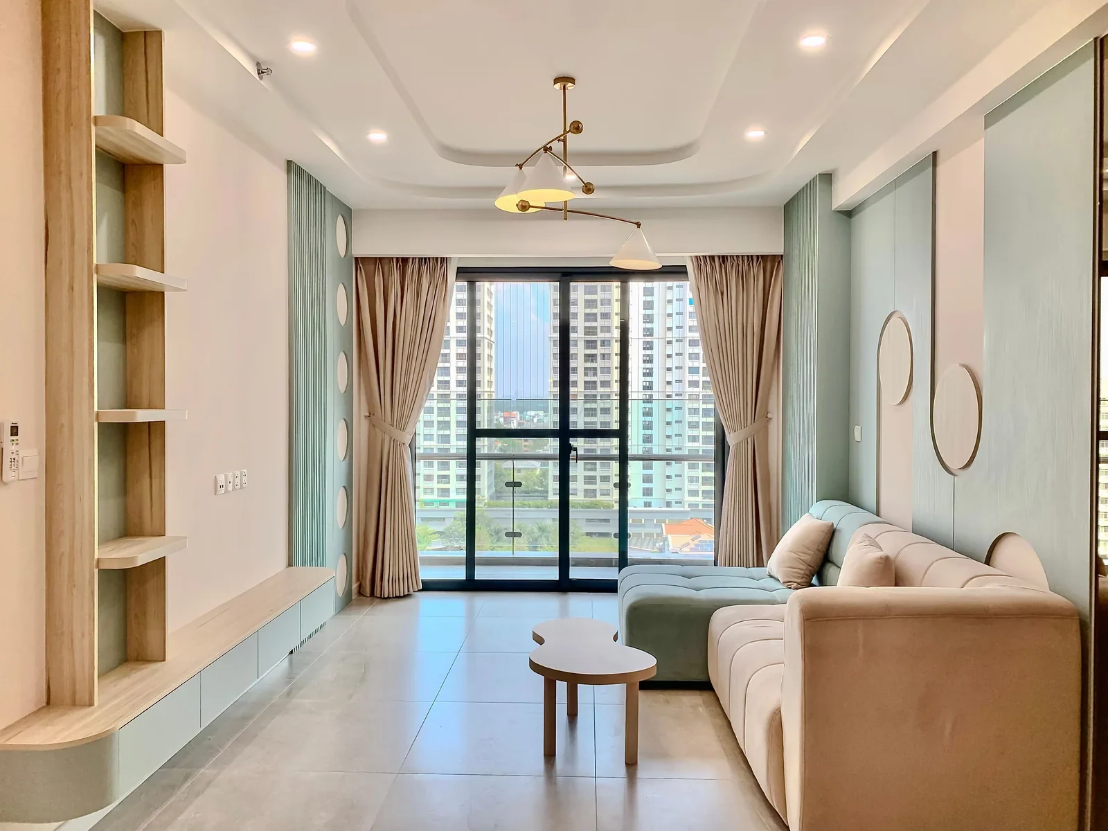 Vue principale du salon lumineux d'un appartement familial