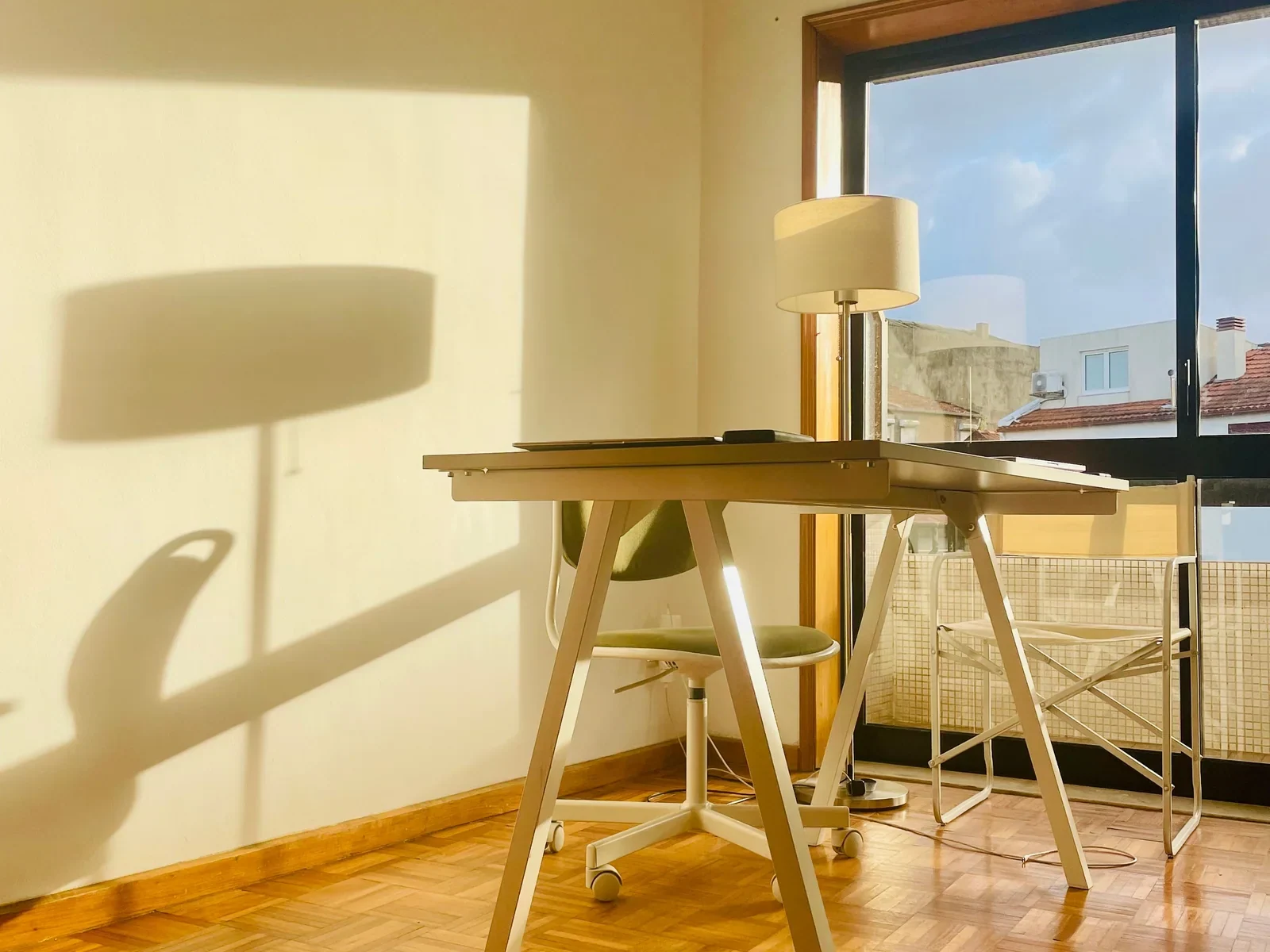 Vue principale d'un espace de télétravail lumineux