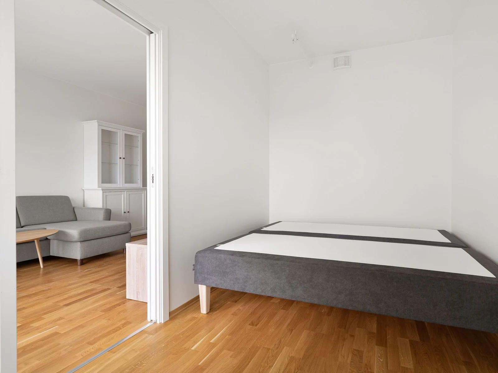 Chambre sobre dans un appartement urbain
